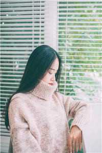 在楼上卧室的落地窗旁